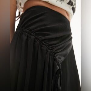 Topshop crinkle yoryu asymmetric soft midi skirt black Size 8 NWOT